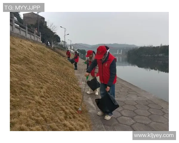 厦门球迷赛后自发清理看台垃圾展现文明风尚和责任感